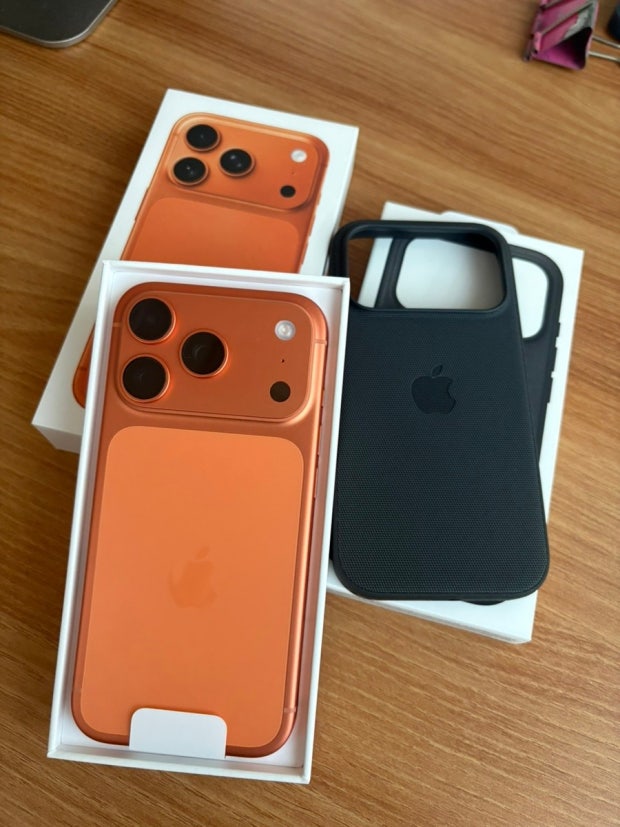 iPhone 17 Pro Max (256GB) Cosmic Orange